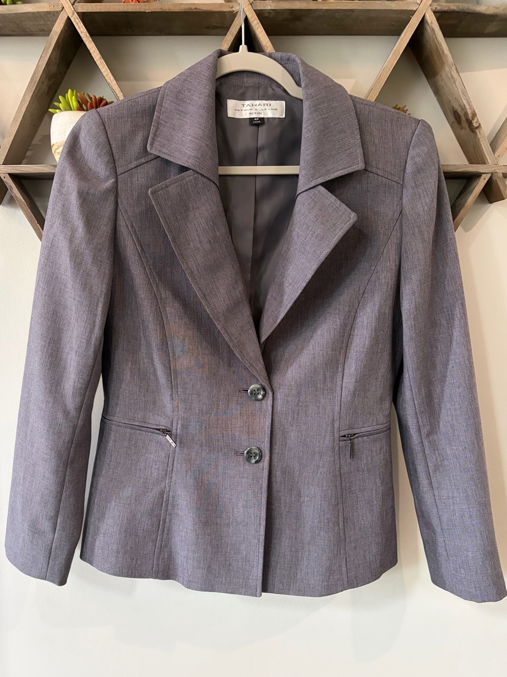 Tahari Arthur S. Levine blazer zippered pockets. Women’s size 4P.